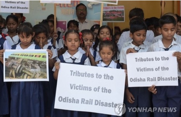 현지시간  지난 5일 인도 구자라트주 아마다바드에서 어린이들이 최근 발생한 열차 충돌사고의 희생자와 생존자들을 기리고 있다.(연합뉴스 자료제공)
