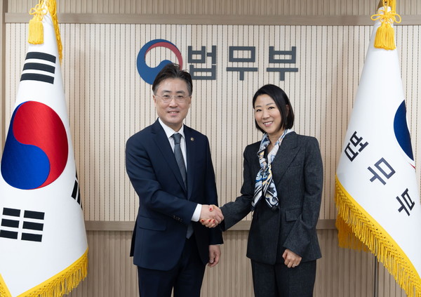 법무부 이진수 차관(사진 왼쪽)과 국제이주기구 이성아 사무차장 (사진제공 법무부)