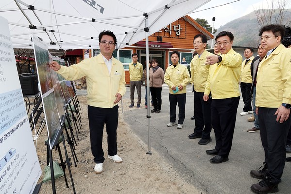 지난 16일, 행정안전부 윤호중 장관이 경상북도 경산시 대한천을 방문해 하천 주변 점용시설 정비 현황과 재조사 추진 상황을 점검하는 모습 (사진제공 행정안전부)